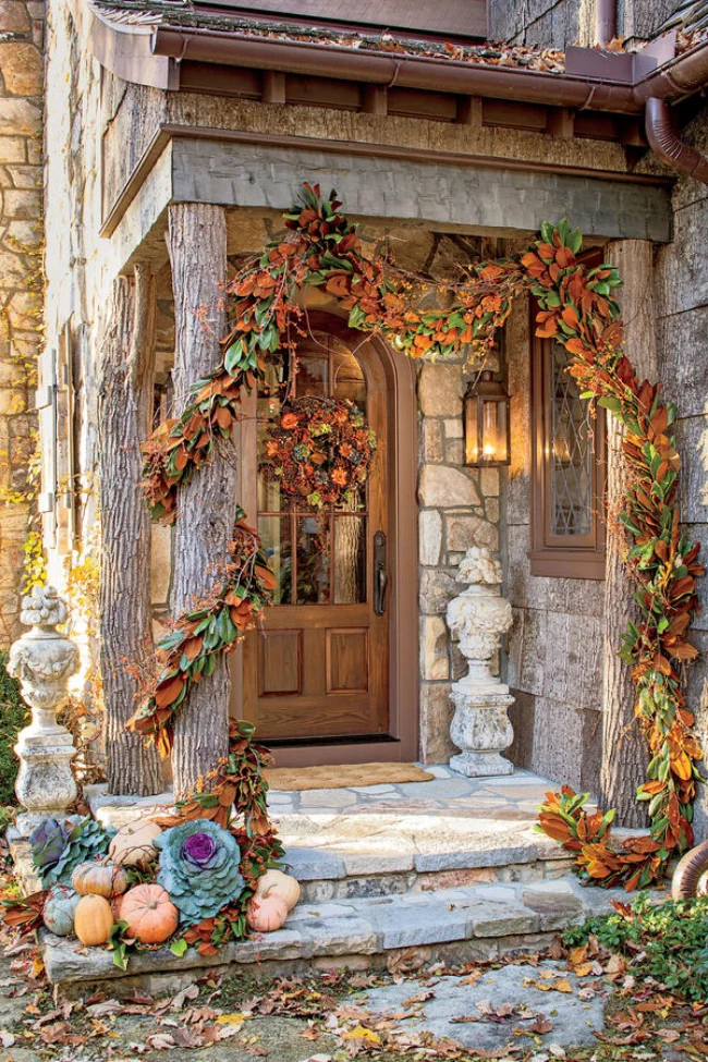Herbstdeko für draußen im rustikalen Stil Haus Veranda Girlande aus Herbstlaub Herbstkranz an der Tür Wow-Effekt