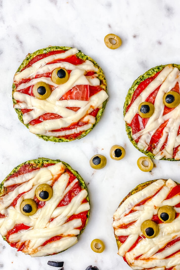 Köstliche und schnelle Halloween Rezepte, die verzaubern halloween mini mumien pizza ideen