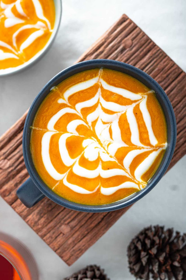 Köstliche und schnelle Halloween Rezepte, die verzaubern kürbis suppe sahne spinnen netz