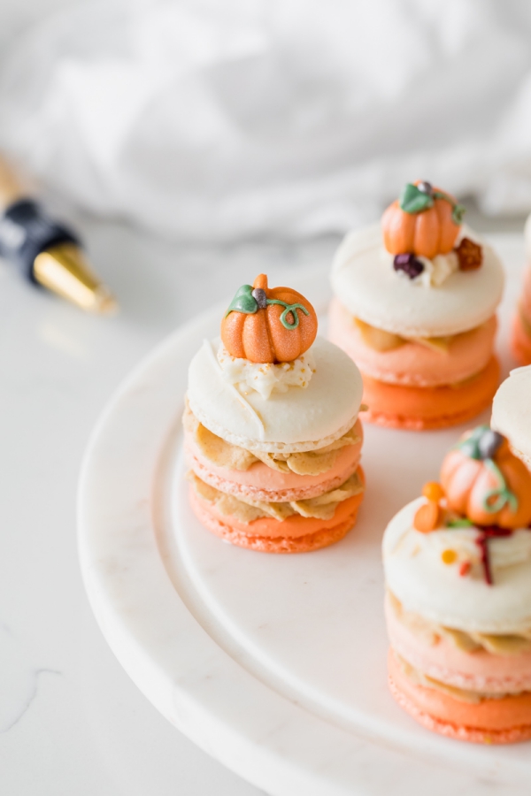 Köstliche und schnelle Halloween Rezepte, die verzaubern macaron kürbis deko ombre