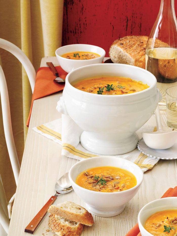 Kürbis Rezepte leckere Kürbis-Suppe mit Sonnenblumenkernen garniert