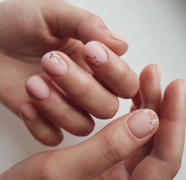 schöne rosa Nägel mit floralen Mustern