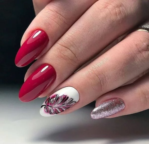 Nägel Trends - klassische rote Nägel in Kombination mit anderen Farben und floralem Muster