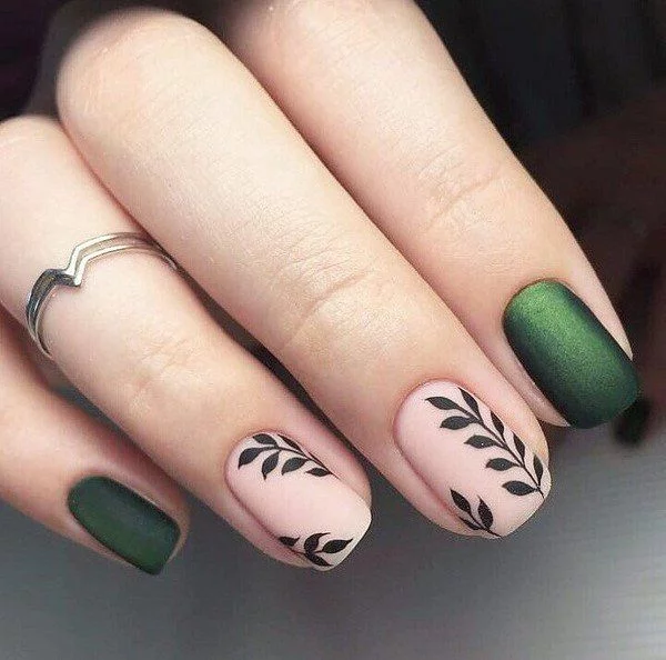 perfektes Nageldesign in Grün und Rosa mit Blättermuster 