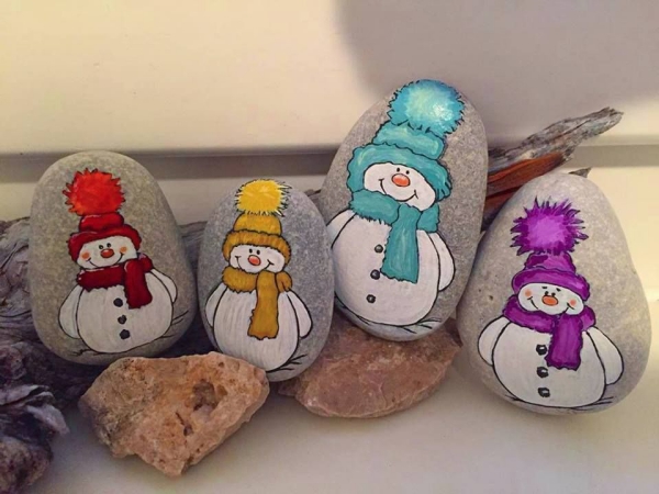 Steine bemalen zu Weihnachten – künstlerische Ideen und Tipps für eine festliche Winterdeko schneemann einfach bunt