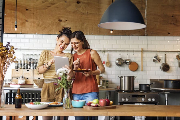Sternzeichen gern alleine unabhängige Einzelgänger zwei Freundinnen in der Küche zusammen kochen diskutieren