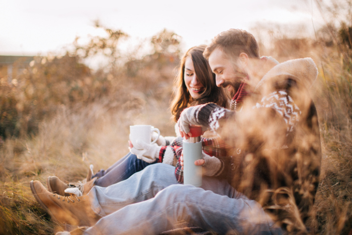 Verliebt sein junges Paar bei Waldwanderung glücklich Kaffeepause in der Natur machen gute Zeit zusammen verbringen