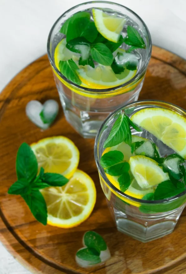 Zitronenmelisse Tee – Immunität und Psyche durch die Gaben der Natur stärken limonade melisse zitronen
