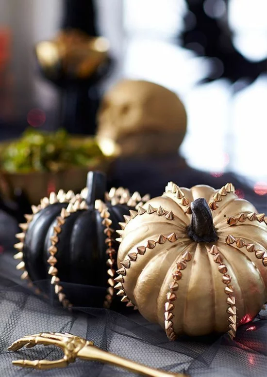 ausgefallene halloween tischdeko mit kürbissen in gold und schwarz