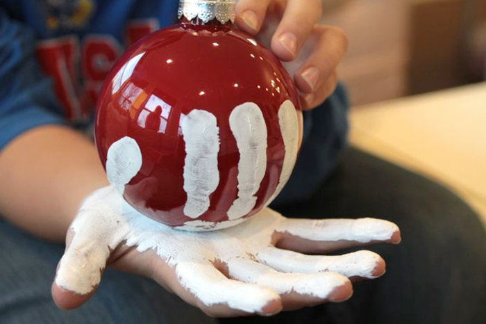 basteln mit 2jährigen weihnachtsgeschenke basteln mit kindern christbaumkugel