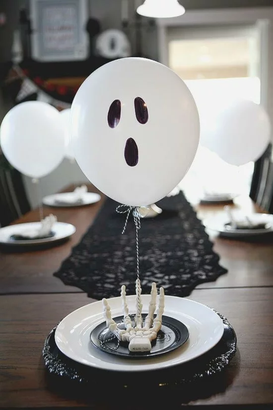 einfache halloween deko idee tischdeko mit luftballons