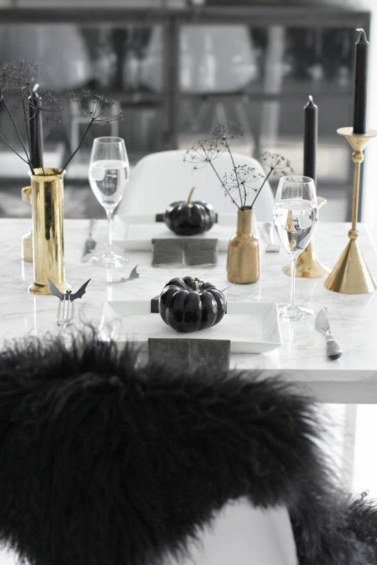 elegante halloween tischdeko mit gold und schwarzen kürbissen