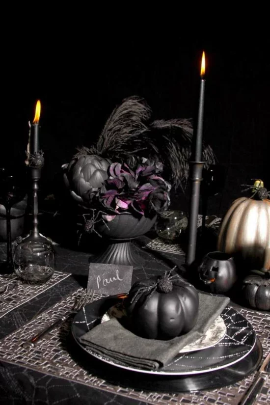gespenstige halloween tischdeko in schwarz
