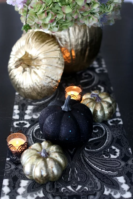 halloween tischdeko mit kürbissen schwarz gold