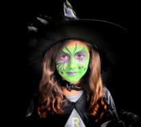 Hexe schminken – 4 Anleitungen und ganz viele Schminkideen zu Halloween und Fasching
