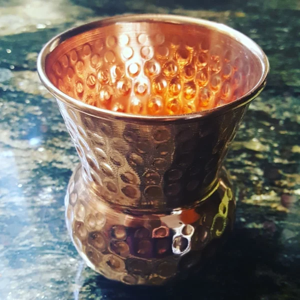 Vase aus Kupfer auf dem Marmortisch 