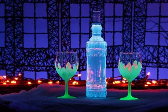 leuchtfarbe deko ideen mit gläsern und flaschen