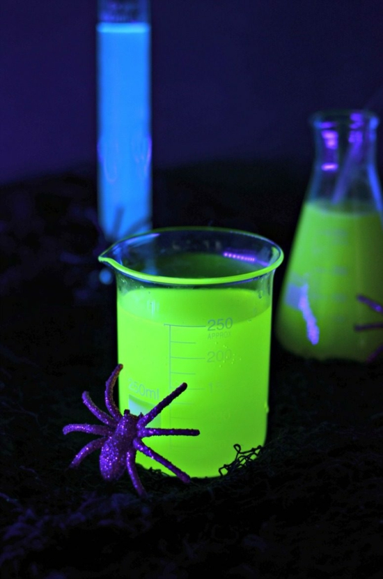 Leuchtfarbe Halloween Deko selber machen - 2 einfache Methoden und 39