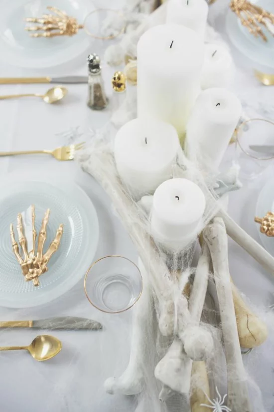 luxus halloween tischdeko skelett knochen weiße kerzen gold