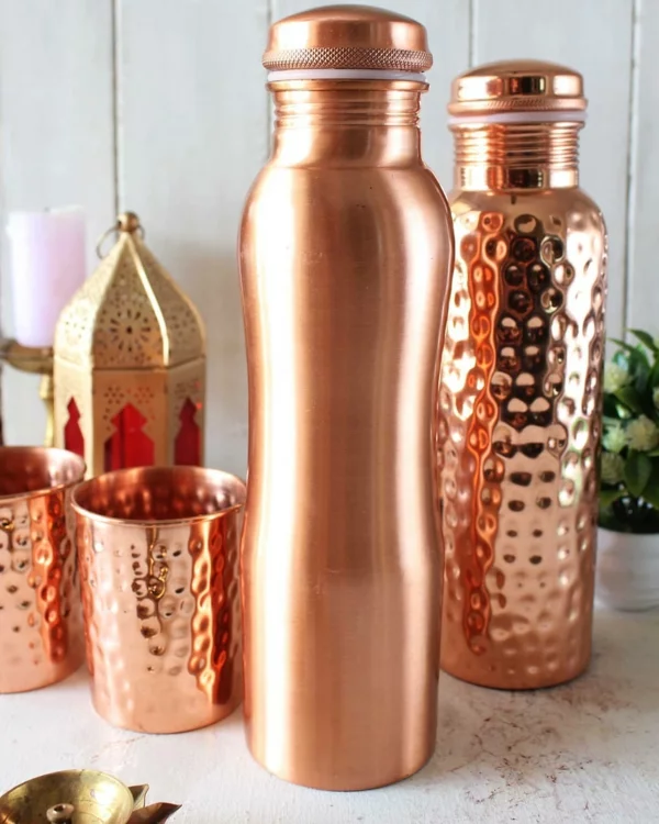 zwei schöne Kupferflaschen, zwei Kupferbecher und eine orientalische Laterne 
