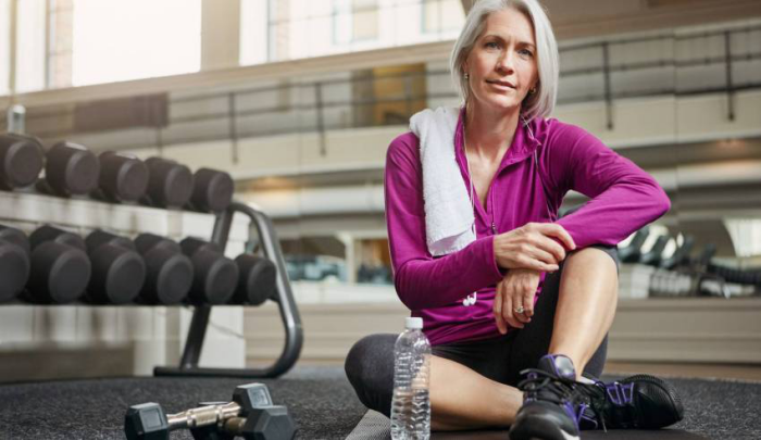 Abnehmen im Alter Frau beim Krafttraining im Fitnessstudio Kraftübungen nur für durchtrainierte Senioren
