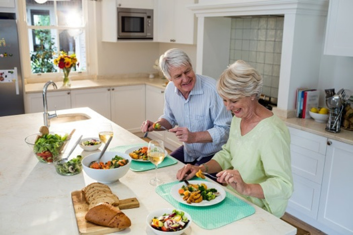 Abnehmen im Alter Mann Frau bei Essen auf ein gesundes und kalorienreiches Essen achten