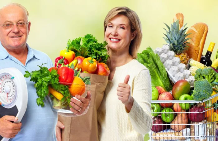 Abnehmen im Alter Mann Frau beim Einkaufen gesunde Nahrung frisches Obst und Gemüse