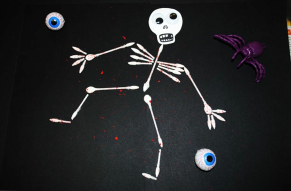 Basteln mit Wattestäbchen Skelett zu Halloween