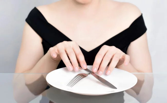 Dinner Cancelling Verzicht auf das Abendessen führt zur Gewichtsabnahme Frau leerer Teller
