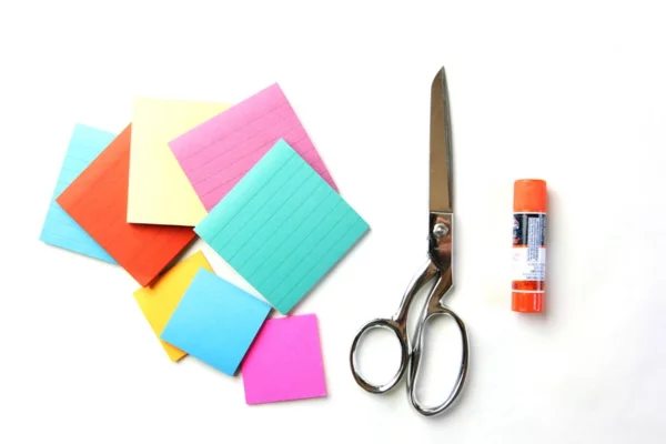 Faltsterne basteln Papiersterne aus Notizblättern falten nötige Materialien 
