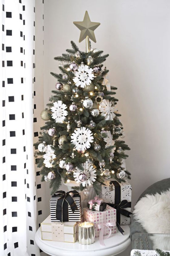 Kleinen Christbaum schmücken zur Schau stellen Weihnachtsdeko in Schwarz und Weiß Schneeflocken Stern Geschenke darunter