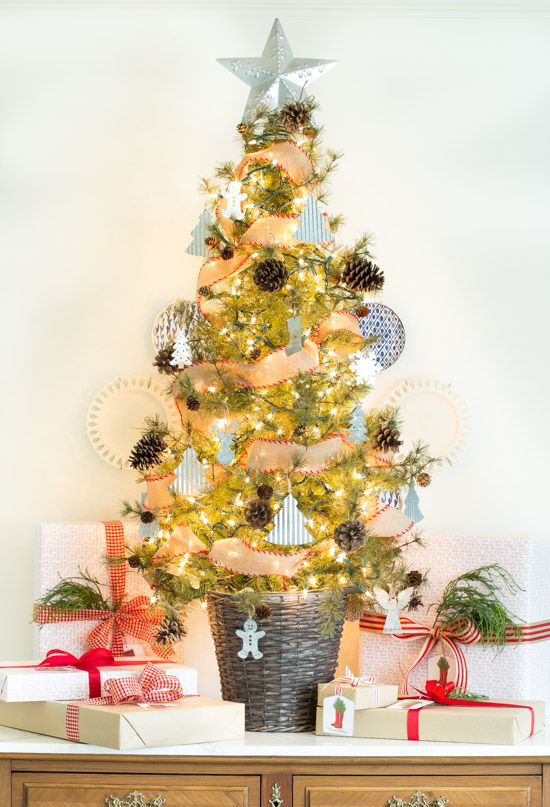 Kleinen Christbaum schmücken zur Schau stellen mit Glanz und Glitzer weihnachtliche Stimmung