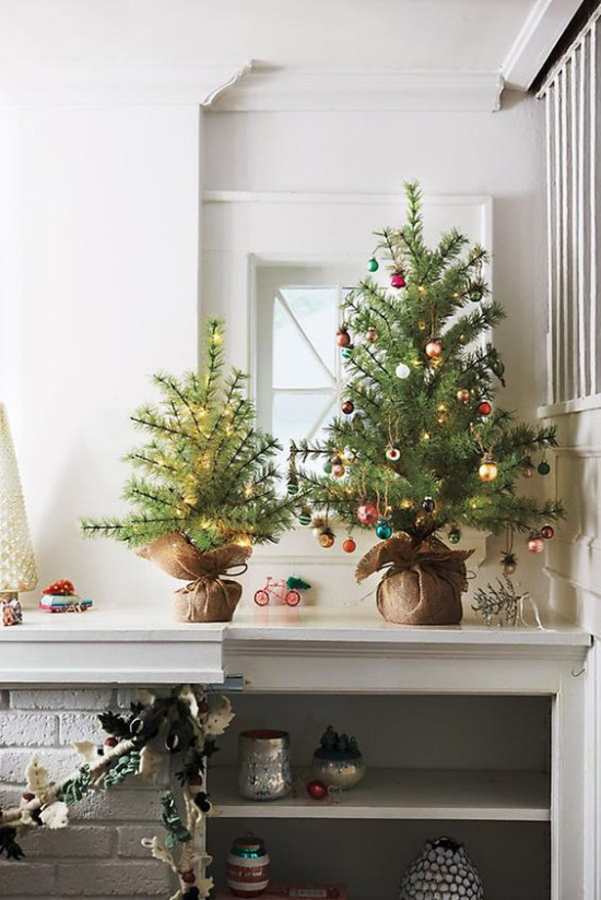 Kleinen Christbaum schmücken zur Schau stellen zwei Mini Weihnachtsbäume neben dem Kamin in der Ecke