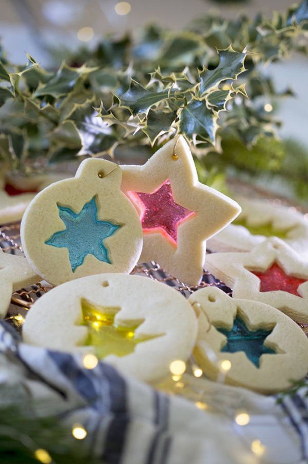 Köstliche Plätzchen Rezept Ideen für ein genussvolles Weihnachten buntglas ornamente bonbons
