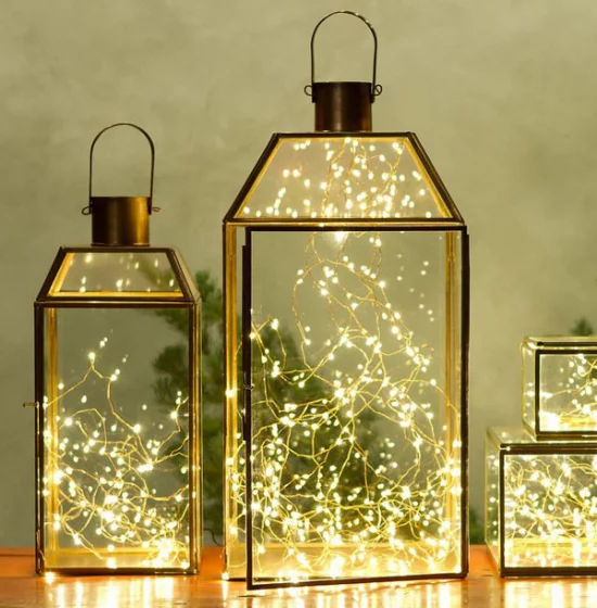 Laternen Weihnachtsdeko drinnen und draußen drei Deko Laternen mit LED Lichterketten geschmückt glänzend schön aussehen
