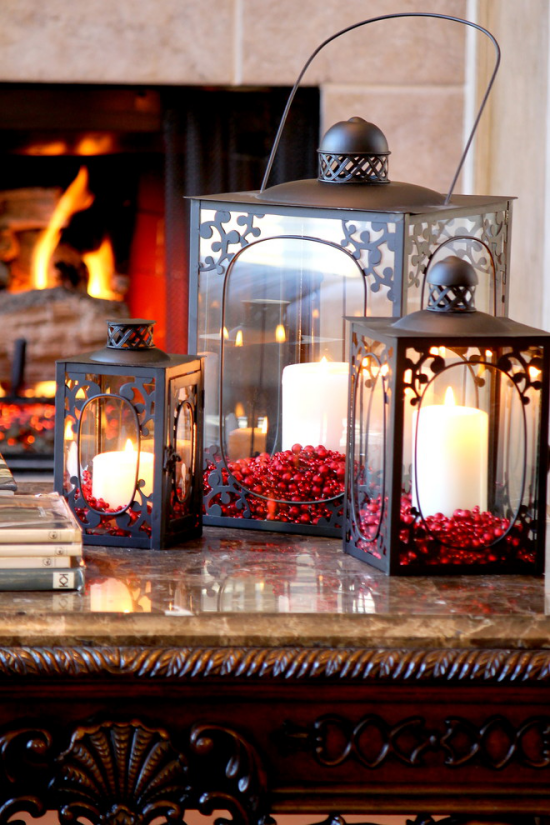 Laternen Weihnachtsdeko drinnen und draußen drei alte Metalllaternen mit weißen Kerzen und roten Beeren geschmückt echter Eyecatcher