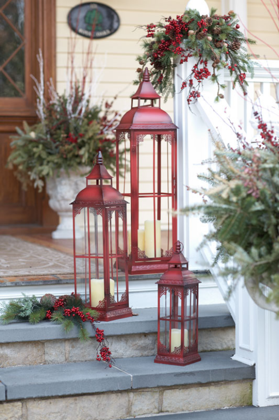 Laternen Weihnachtsdeko drinnen und draußen drei dunkelrote Metalllaternen vor dem Hauseingang auf den Stufen weiße Kerzen rote Beeren