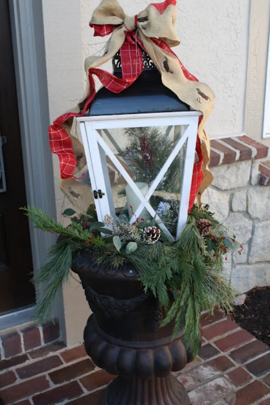 Laternen Weihnachtsdeko drinnen und draußen eine üppig geschmückte Laterne vor dem Hauseingang
