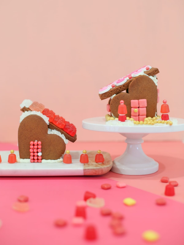Lebkuchenhaus basteln zu Weihnachten – festliche Ideen, Rezept und Anleitung holz kuchen häuser romantik
