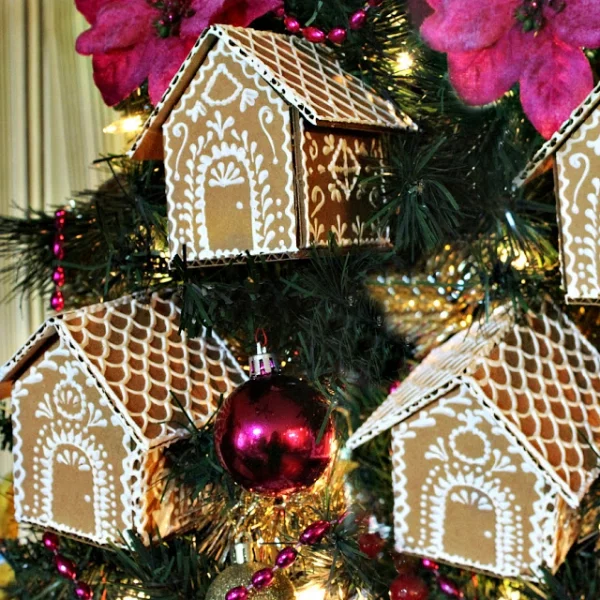 Lebkuchenhaus basteln zu Weihnachten – festliche Ideen, Rezept und Anleitung kleine papp ornamente weißer stift