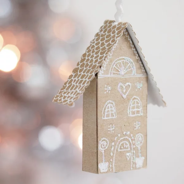 Lebkuchenhaus basteln zu Weihnachten – festliche Ideen, Rezept und Anleitung streichholzschachtel haus mini ornament