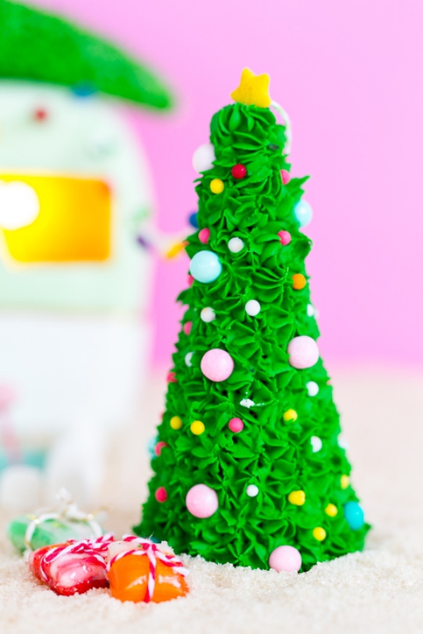 Lebkuchenhaus basteln zu Weihnachten – festliche Ideen, Rezept und Anleitung tannenbaum deko süßigkeiten