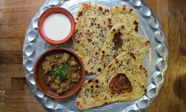 Naan Brot backen indisches Essen gerichte