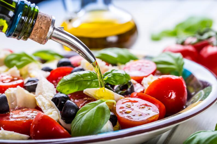 OMAD-Diät eine Mahlzeit pro Tag frischer Gemüsesalat mit Olivenöl abschmecken extrem reduzierte Nahrung