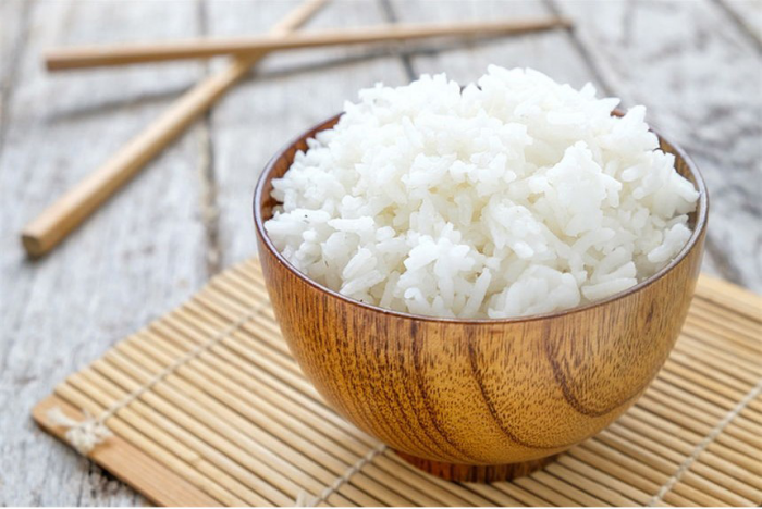 Reisdiät gekochter Reis in einer kleinen Schale japanisch essen
