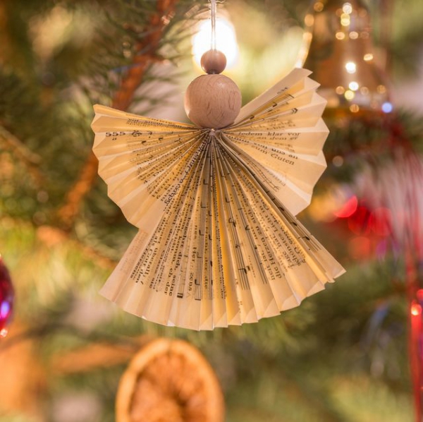 Schutzengel basteln mit Kindern zu Weihnachten – zauberhafte Ideen und Anleitung engel ornament zeitung papier