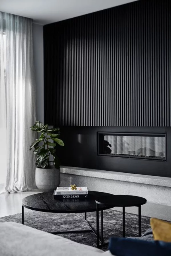 Schwarze Wand im Wohnzimmer als Akzent einzelne Bereiche visuell definieren mit viel Grau kombiniert