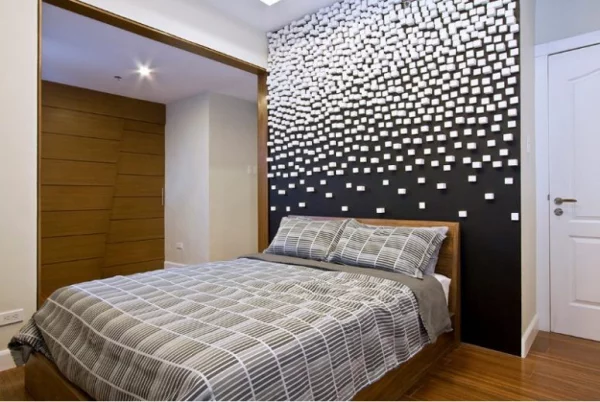 Schwarze Wand modernes Schlafzimmer Akzentwand mit weißen Ornamenten viel Holz im Raum optischer Ausgleich