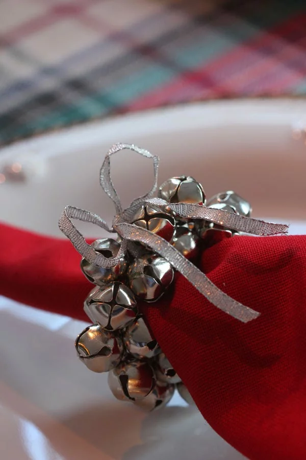 Serviettenringe basteln zu Weihnachten – Stilvolle Ideen und Anleitungen für eine festliche Tischdeko deko mit glöckchen weihnachten