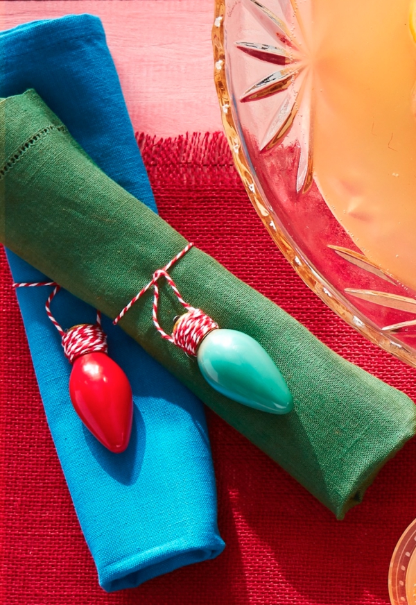 Serviettenringe basteln zu Weihnachten – Stilvolle Ideen und Anleitungen für eine festliche Tischdeko diy bunte deko ornamente